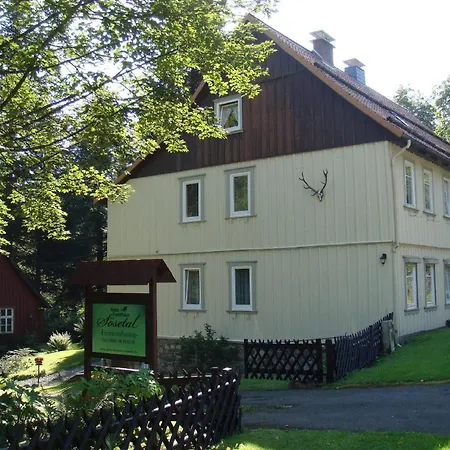 Mit Terrasse Und Parkplatz In Zweifamilienhaus Apartment